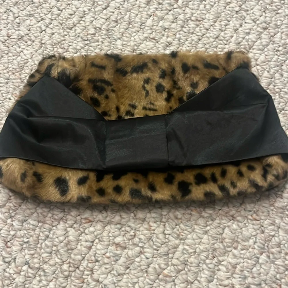 Fur bow clutch